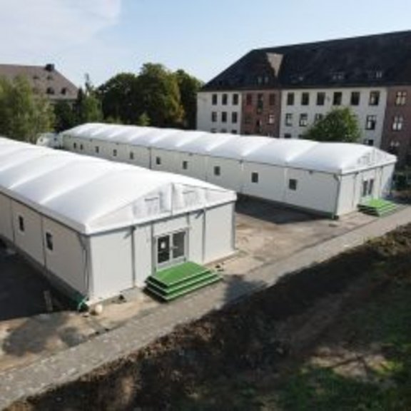 Zwei Unterkunftshallen für Flüchtlinge in Friedberg