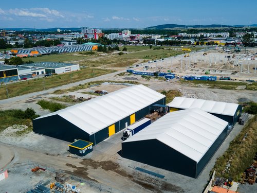 Bird's-eye view of three industrial halls built by RÖDER with thermal roof tarpaulins, door entrances and fixed façade