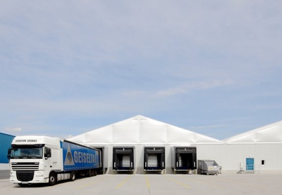 Leichtbauhalle als Lagerzelt oder Industriehalle für Transport und Logistik