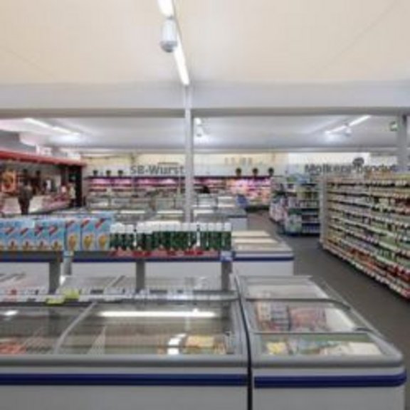 Verkaufsraum mit Tiefkühlplätzen für den Einzelhandel und Supermarkt