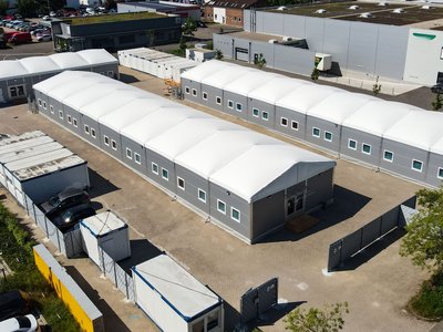 Vogelperspektive auf eine Wohnanlage für Flüchtlinge