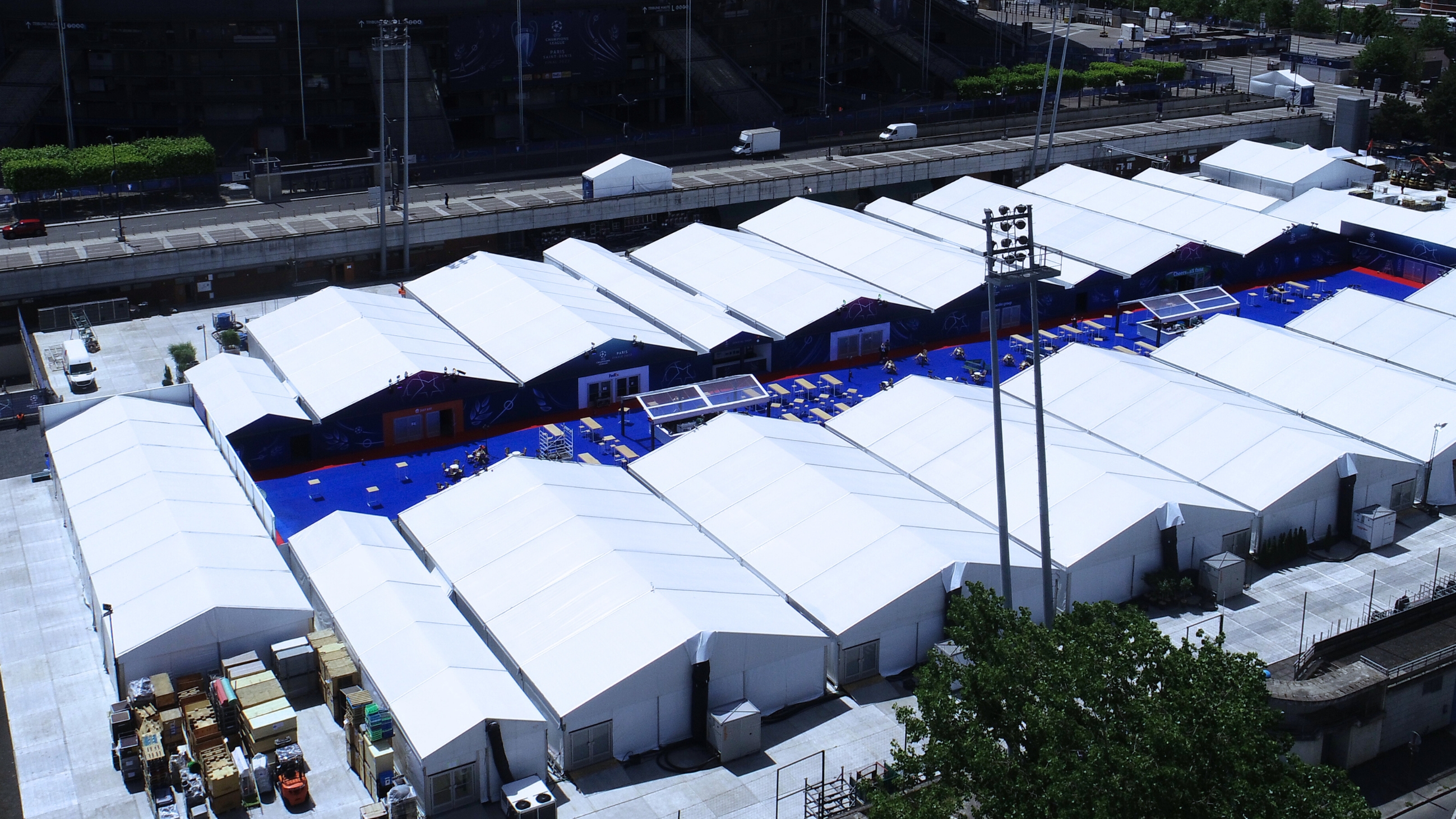 Paysage de tentes Grands chapiteaux pour événements sportifs